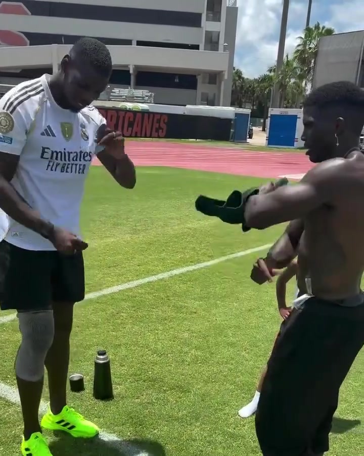 準(zhǔn)備回歸了博格巴身穿皇馬球衣做招牌動(dòng)作