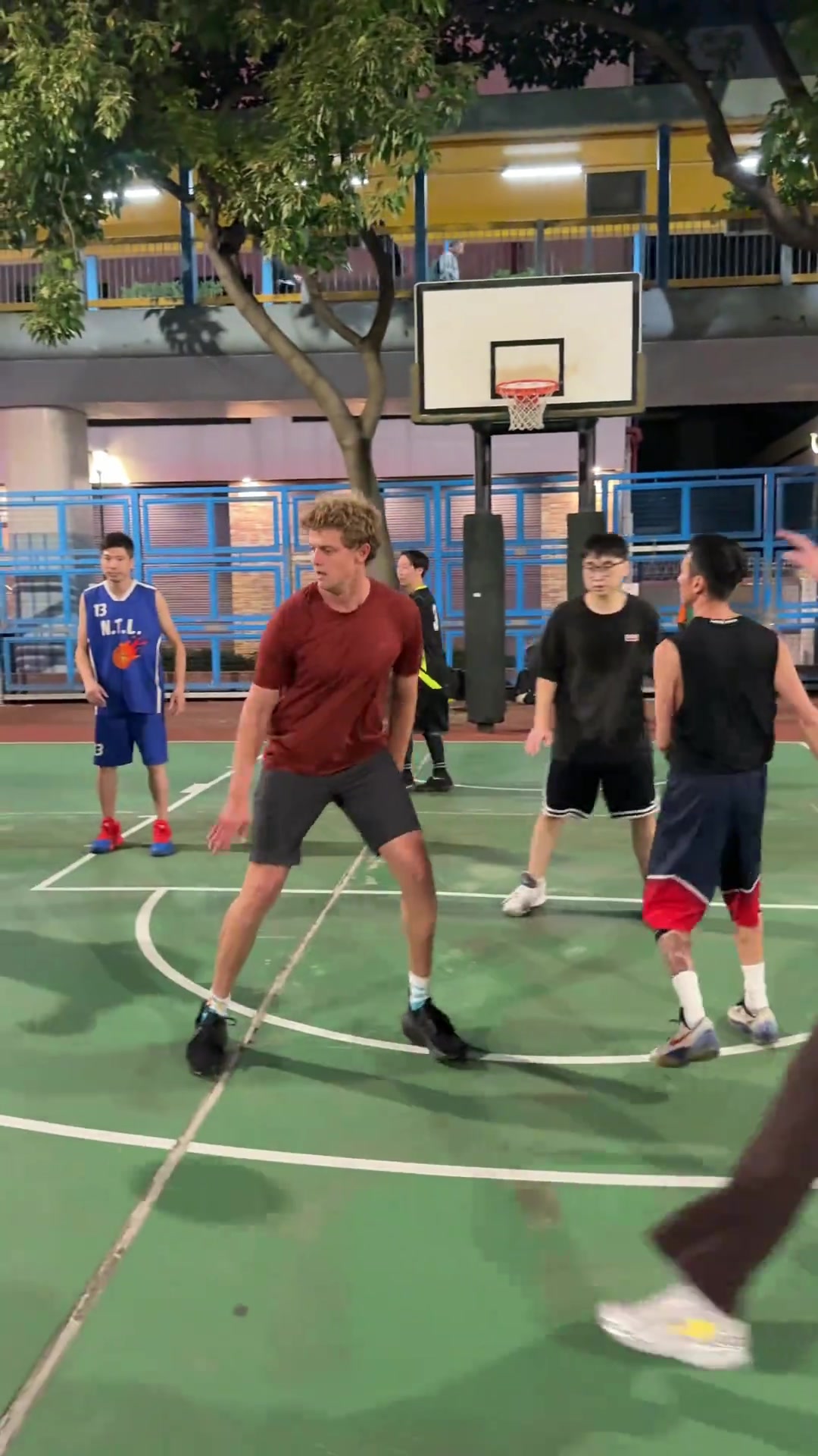 這也沒真防呀野球場(chǎng)肘姐讓我感受一下歐美的防守