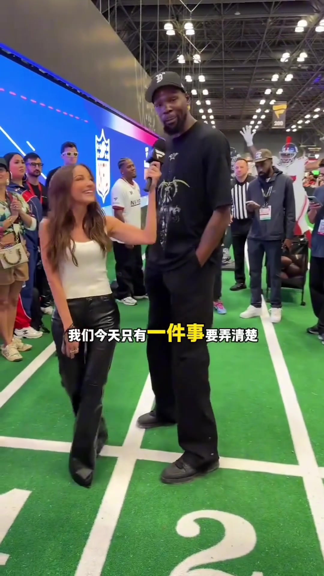 笑死美女記者是否會(huì)把威少招募來(lái)火箭 杜蘭特趕忙背對(duì)鏡頭錯(cuò)開(kāi)話題