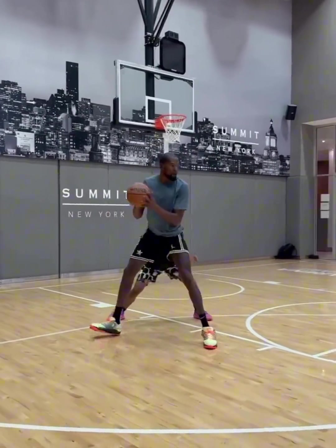 大小王恢復(fù)訓(xùn)練詹姆斯杜蘭特近期在同一場地訓(xùn)練