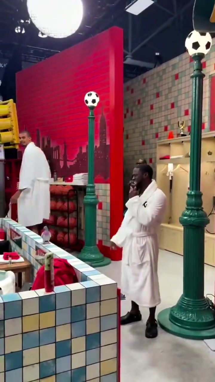 文班亞馬參加節(jié)目特制冰桶比演員哈特的還長一倍