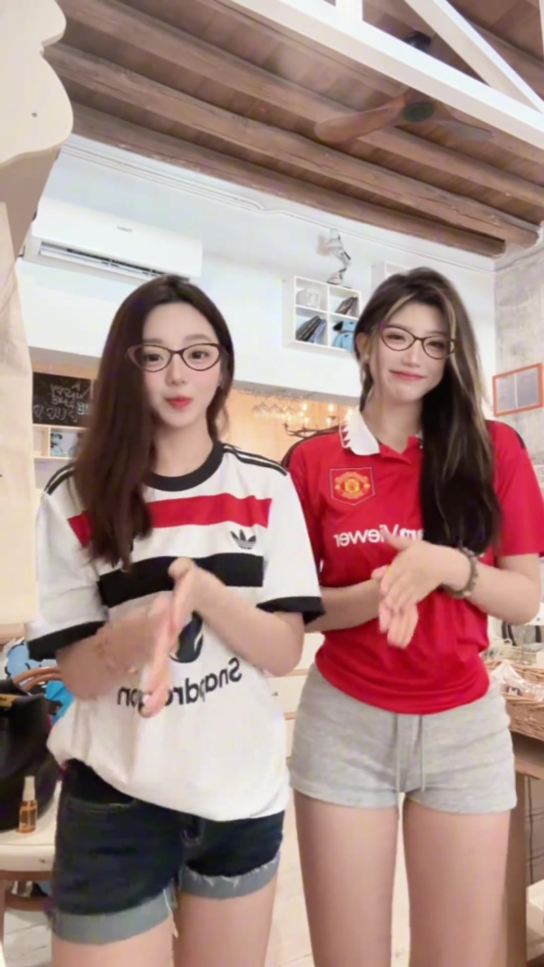 御姐和甜妹國安女門將這是準(zhǔn)備接替奧納納來把守曼聯(lián)球門嘛