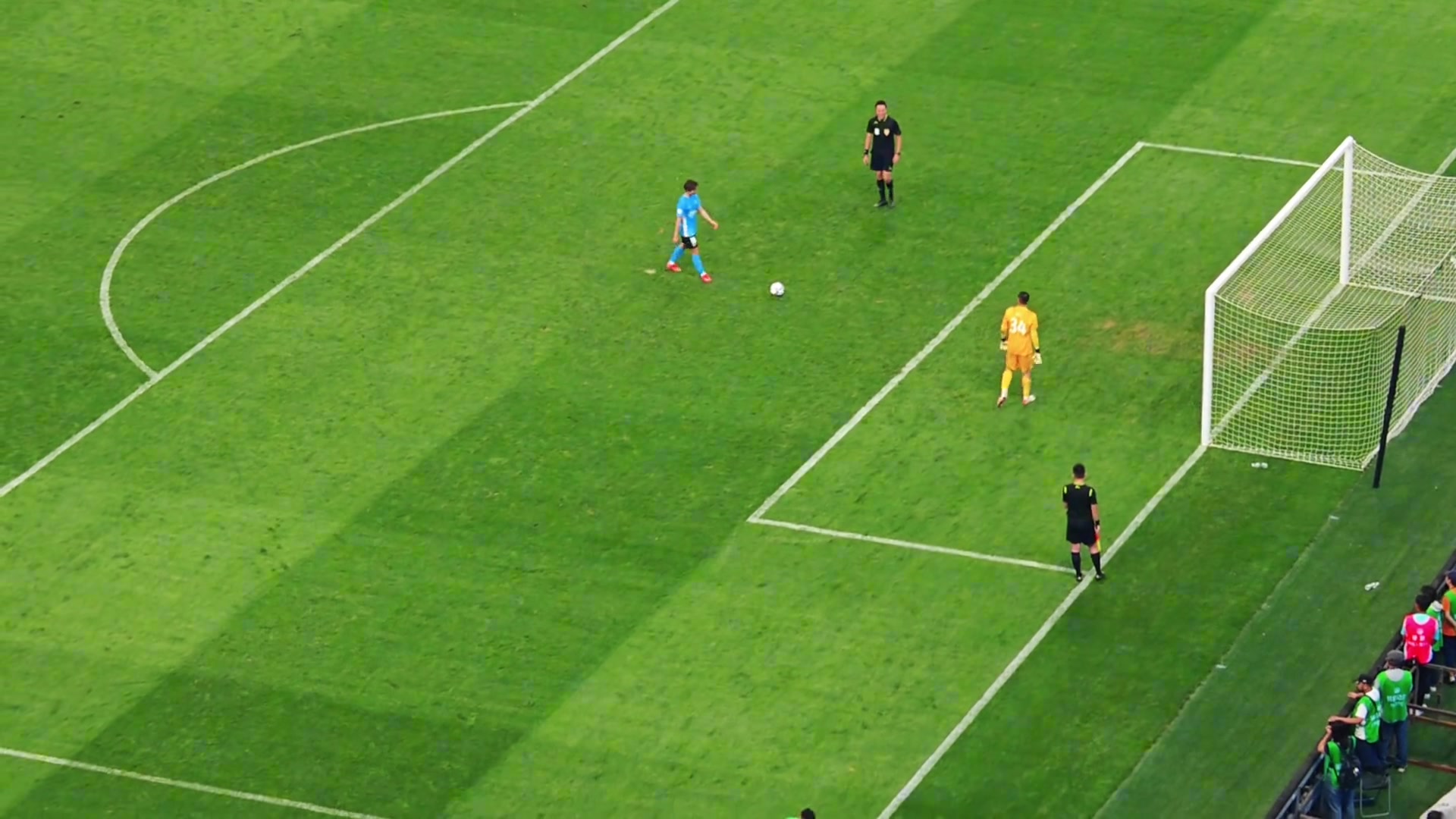 現(xiàn)場實拍侯森撲出絕命點球后國安遠(yuǎn)征球迷看臺陷入瘋狂