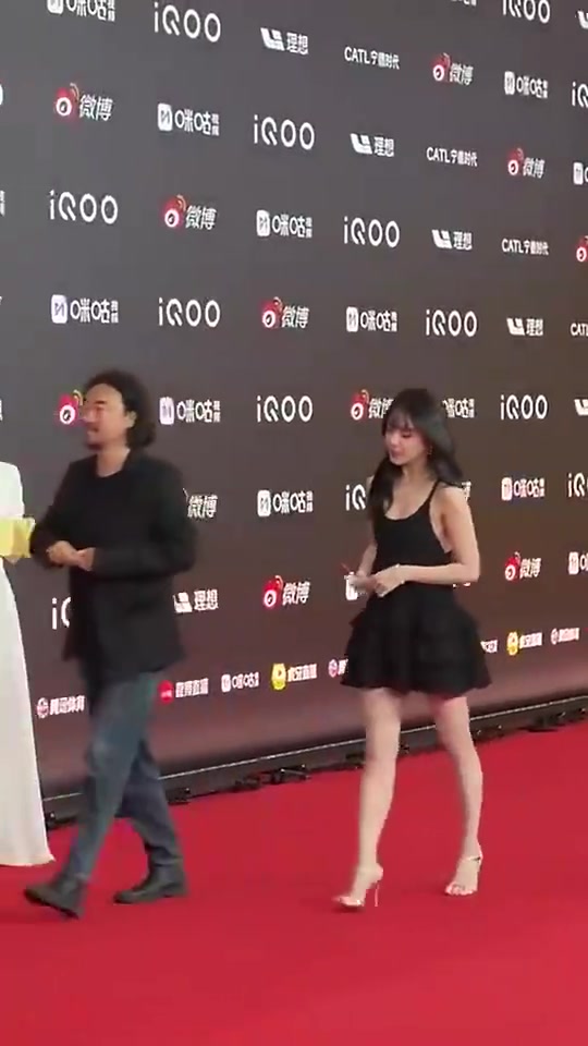 美娜此前和峰哥一起出席活動這身裝扮真的可以哦