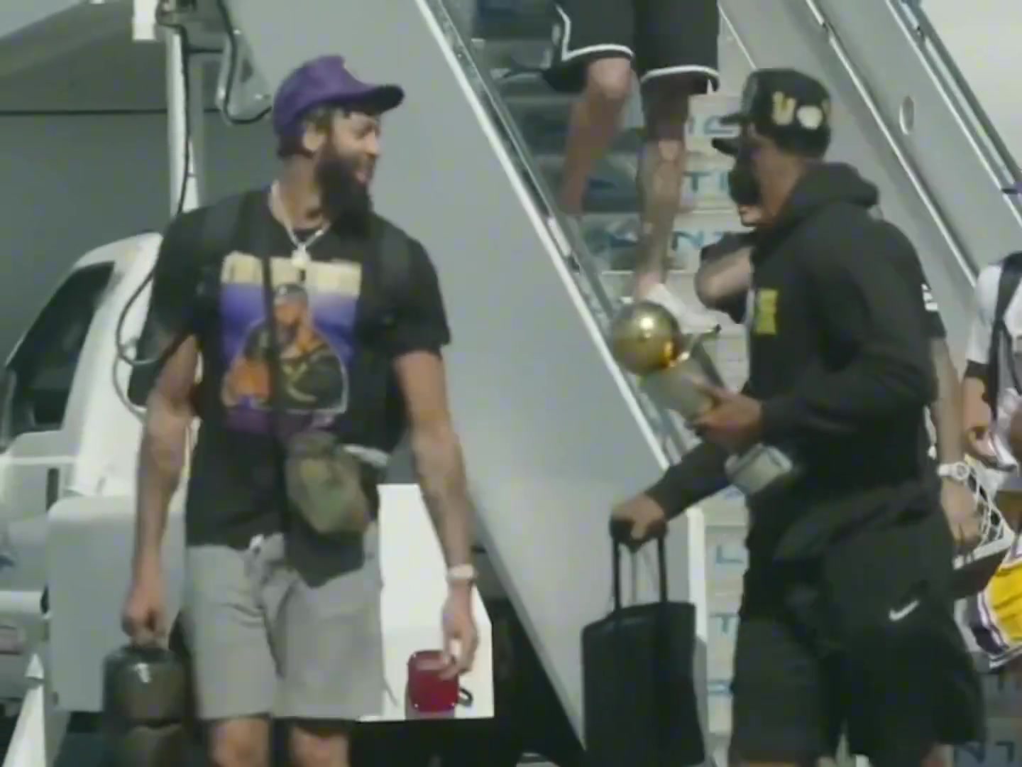 卡魯索戴著戒指幫兄弟們彌補了2020年冠軍游行的遺憾