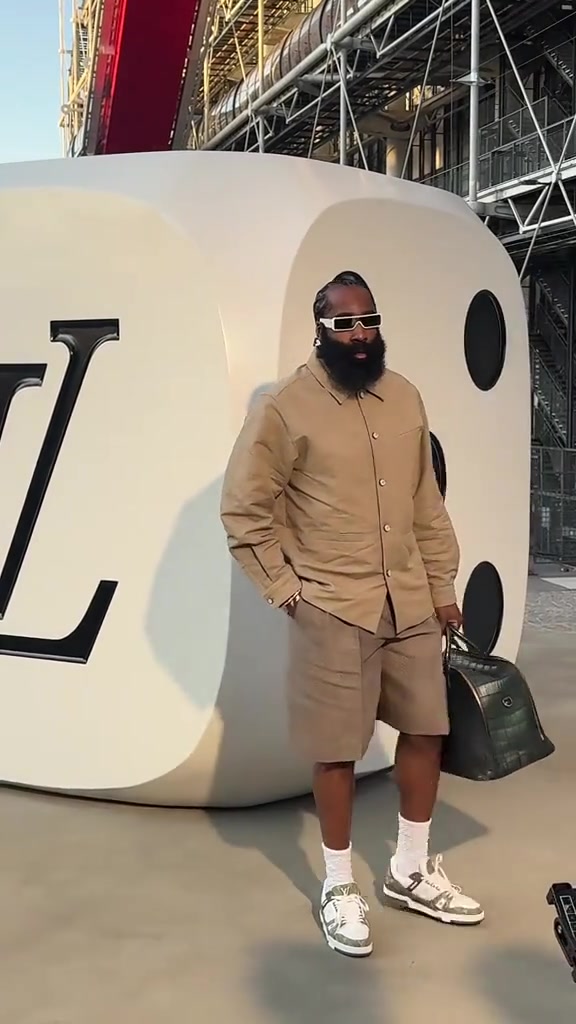 這是參展嗎哈登帶著小墨鏡手提著LV包現(xiàn)身巴黎時(shí)裝周