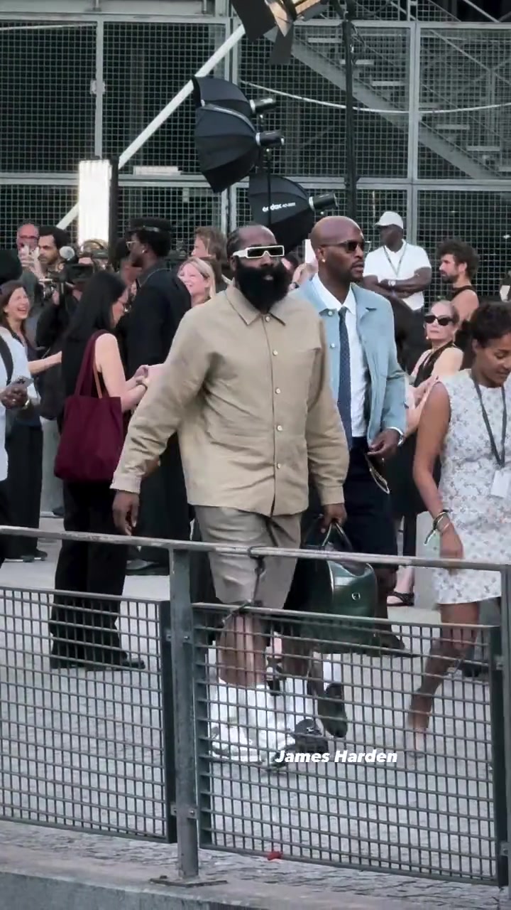 哈登準(zhǔn)備參加巴黎時(shí)裝周活動(dòng)