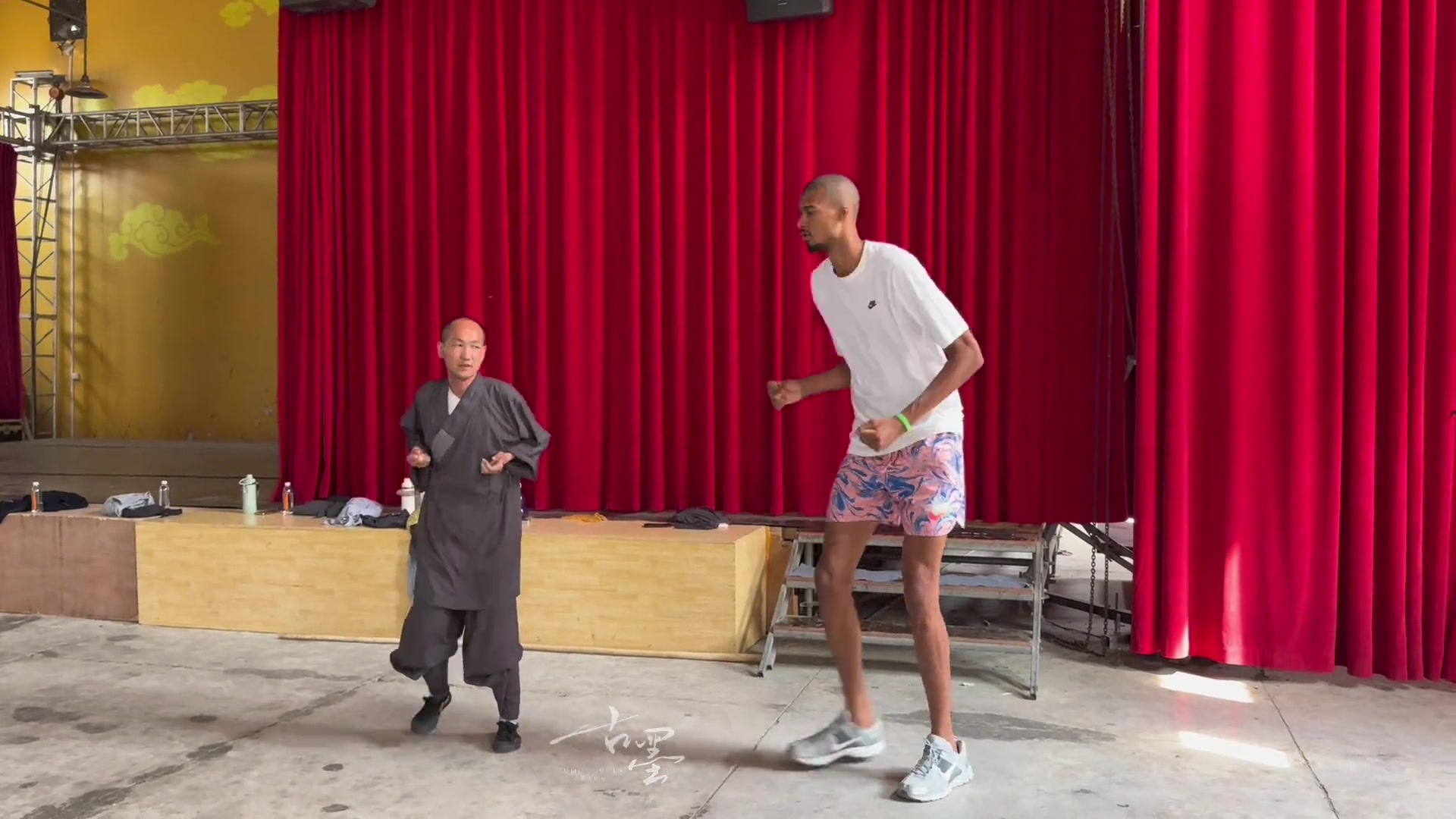 這個身高差屬實有些委屈文班了