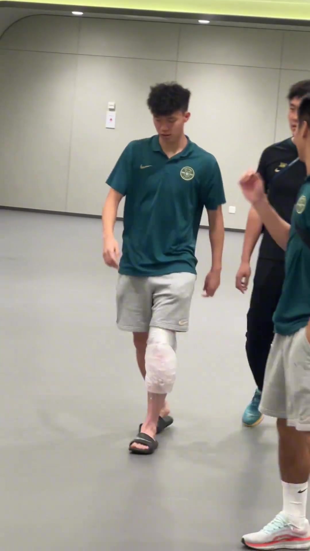 應該問題不大王鈺棟賽后左膝敷著冰袋和隊友說笑離開球場