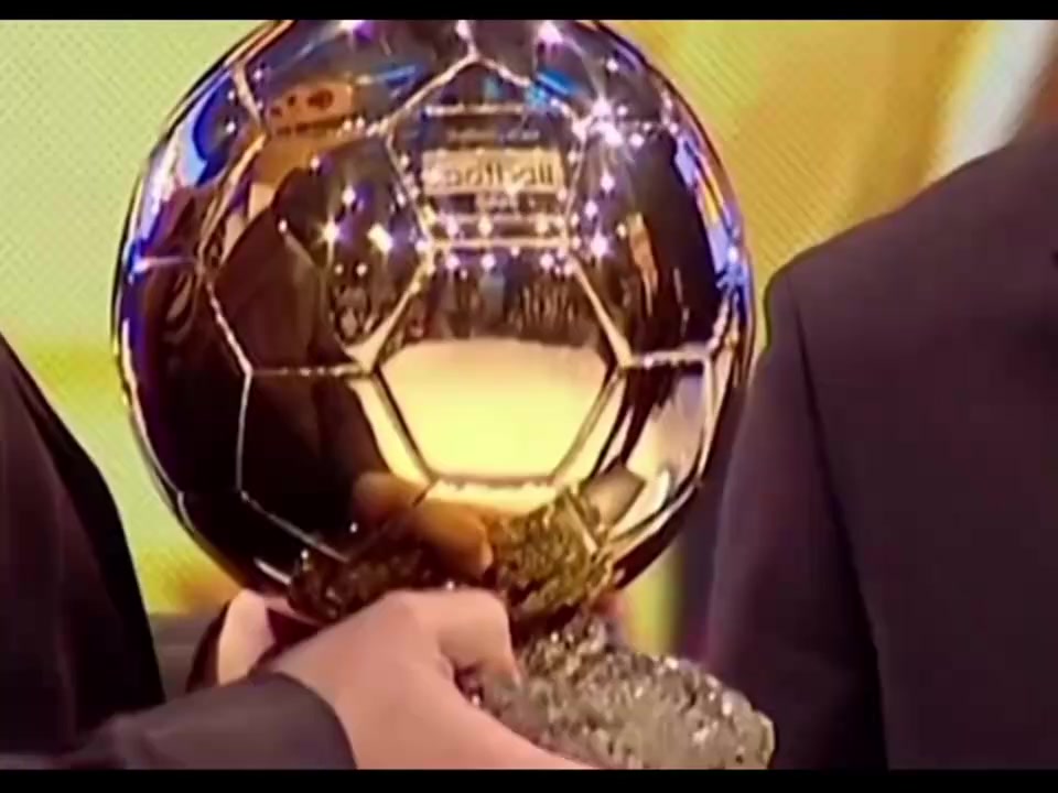 球王成長(zhǎng)時(shí)09年首次斬獲金球獎(jiǎng)的梅西一切都是那么美好