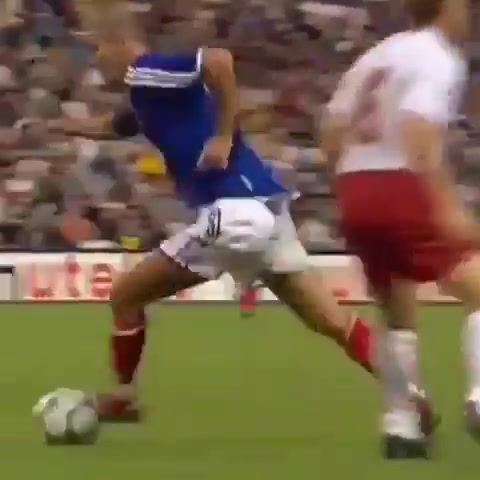 不可思議當年齊達內(nèi)這腳停球太優(yōu)雅了