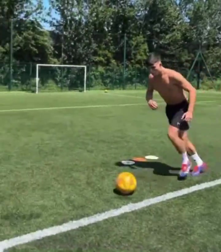 阿瑪斯在夏季進(jìn)行個(gè)人射門訓(xùn)練不知道是不是教練組的特殊安排