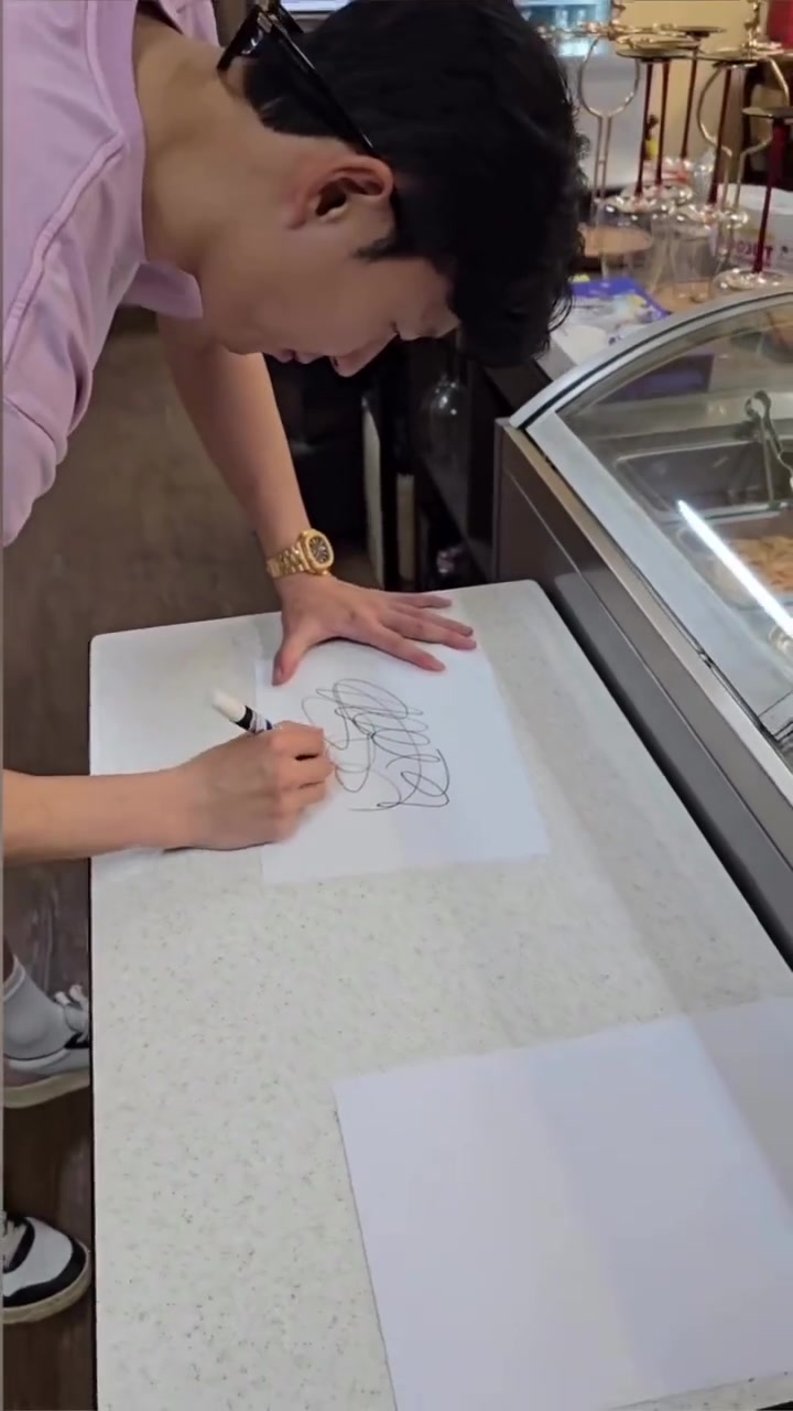 路人在超市偶遇孫興慜并索要簽名孫興慜直接簽了個鬼畫符