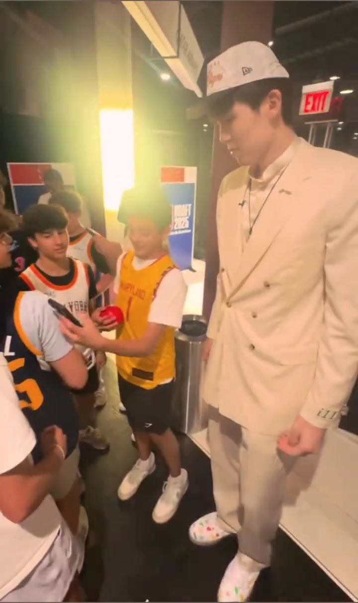 楊瀚森選秀后收獲第一批美國本土迷弟 小球迷們紛紛拿著手機合照