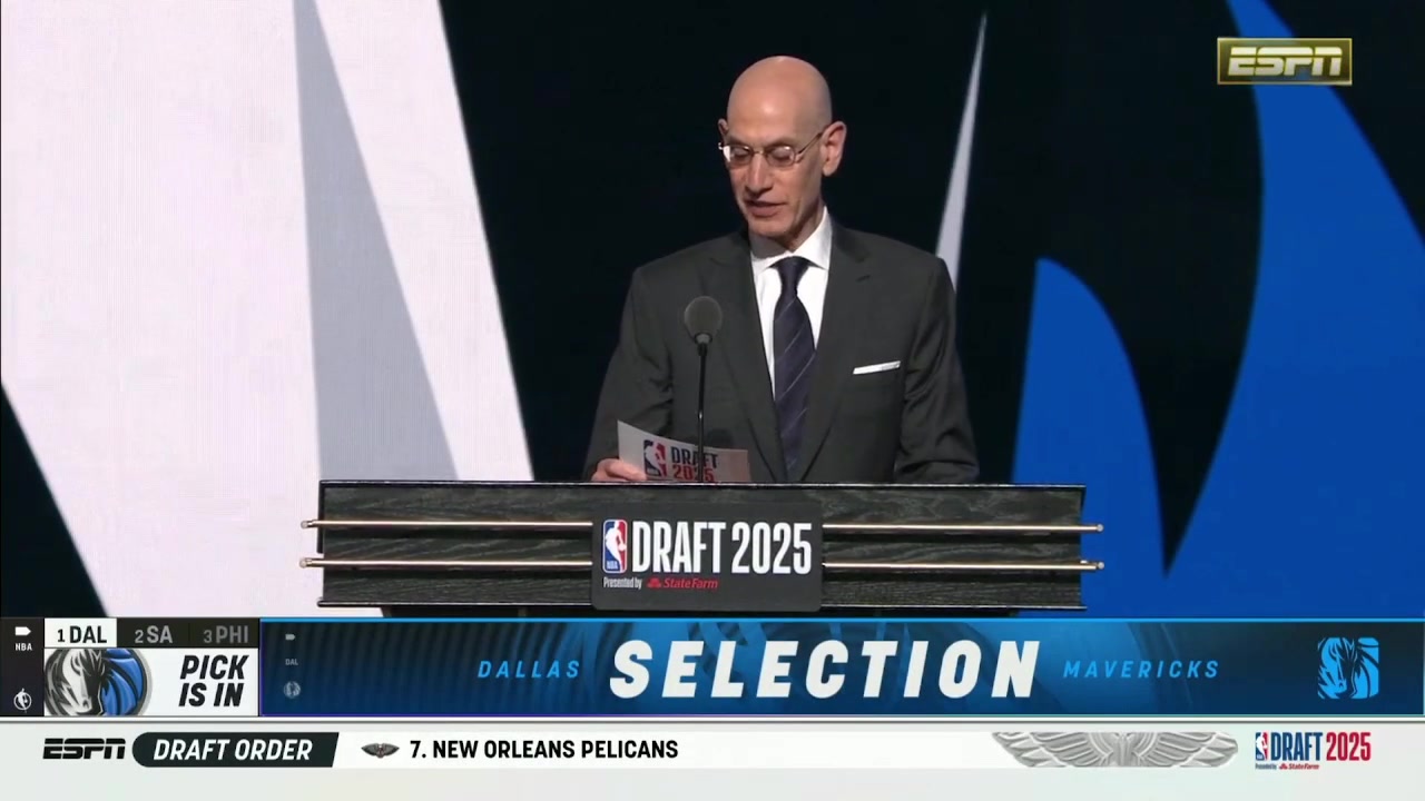 無懸念美國之子弗拉格當選狀元上臺與蕭華握手