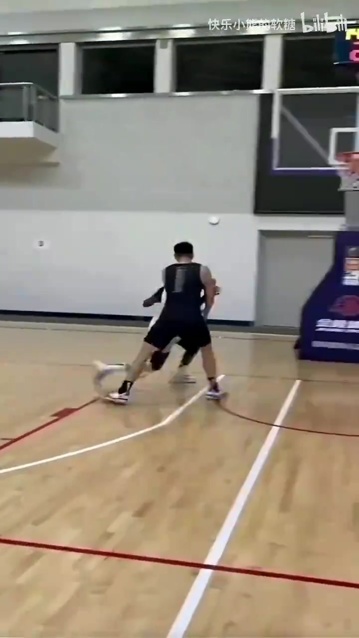 17歲楊瀚森單挑打爆開拓者內(nèi)線里斯 蓋帽跟帽小孩一樣