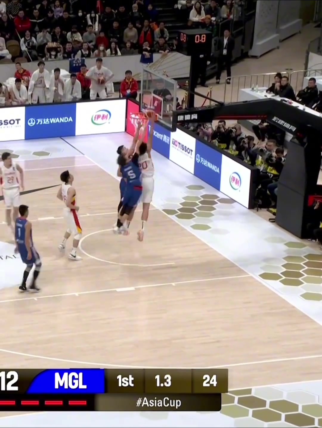 楊瀚森亞洲杯預(yù)選賽炸裂隔扣兩人 姚明滿眼都是以前的自己