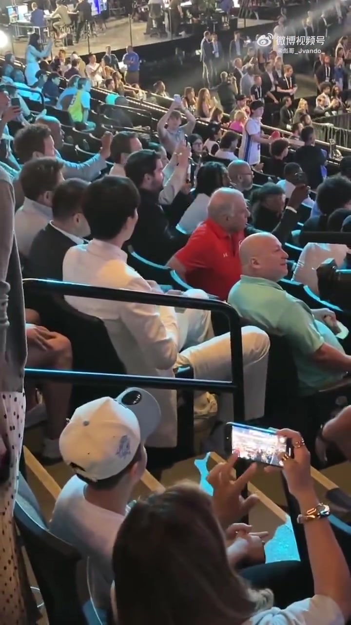 楊瀚森被選中時(shí)身邊的觀眾都起立鼓掌紛紛舉起手機(jī)錄視頻