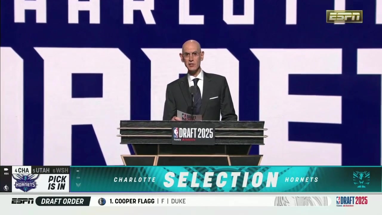 搭檔三球弗拉格隊(duì)友克尼佩爾第四順位被黃蜂選中同蕭華握手合影