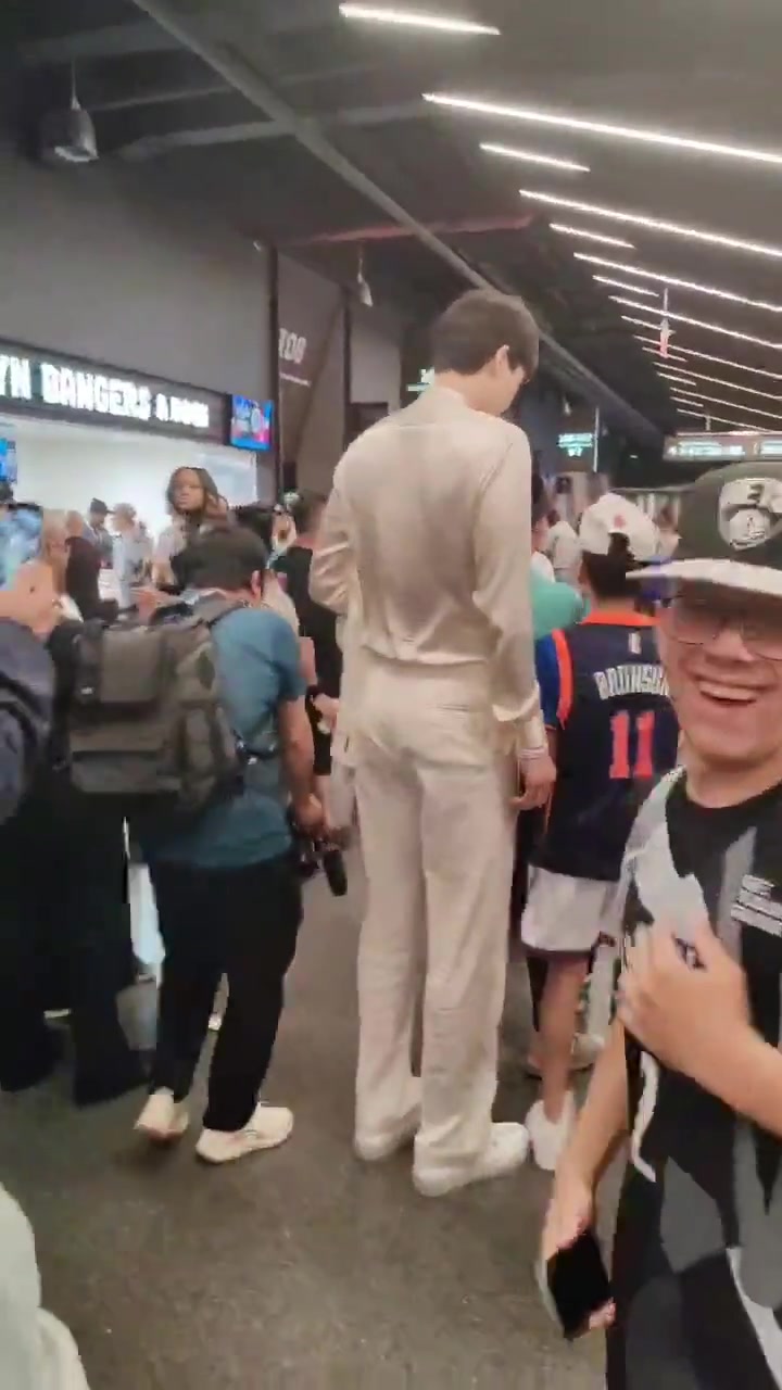 楊瀚森現(xiàn)身選秀大會(huì)現(xiàn)場 外國球迷們爭相與其合照