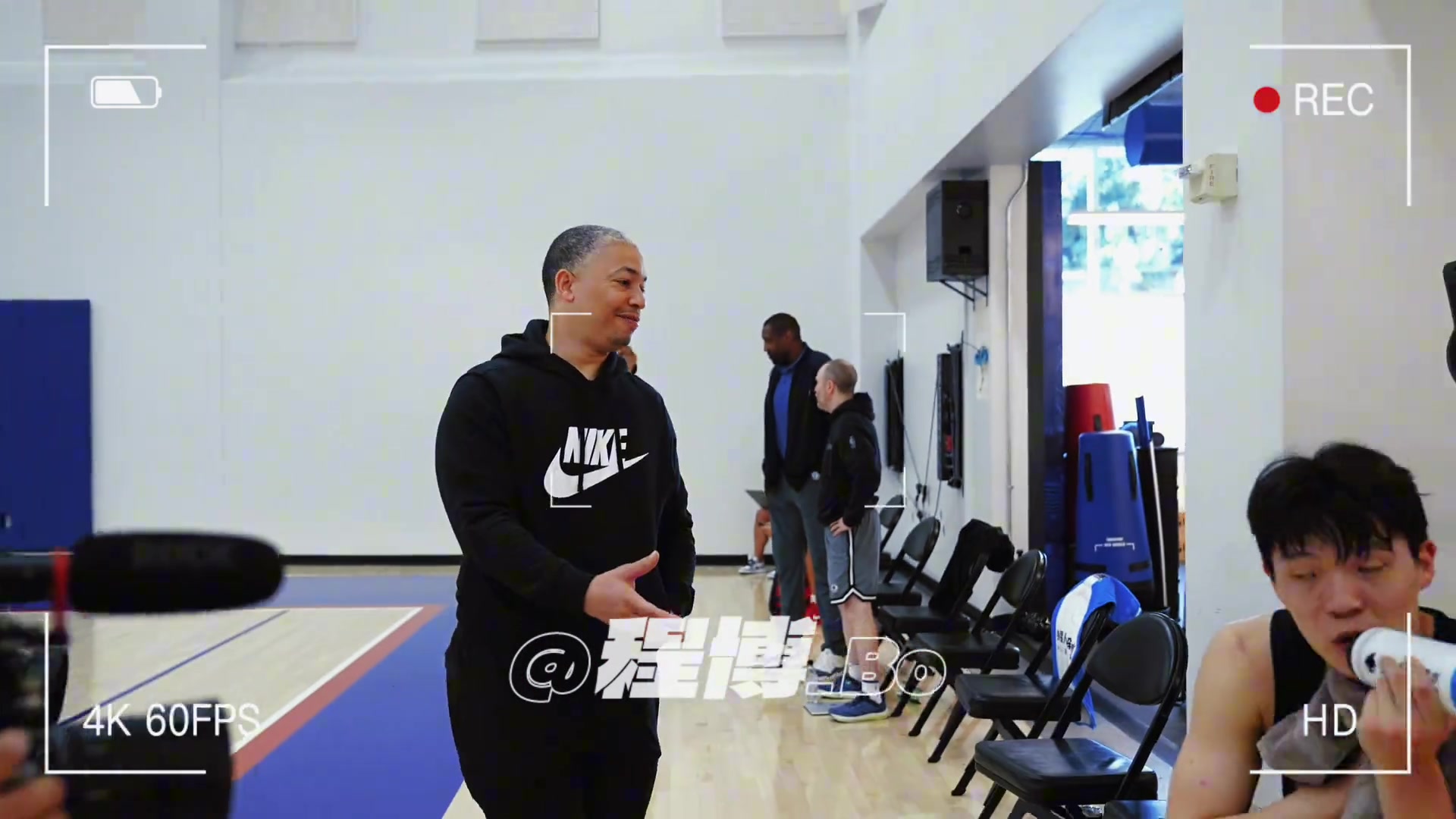 此前快船總經(jīng)理觀看楊瀚森試訓(xùn) 盧指導(dǎo)主動(dòng)上前握手