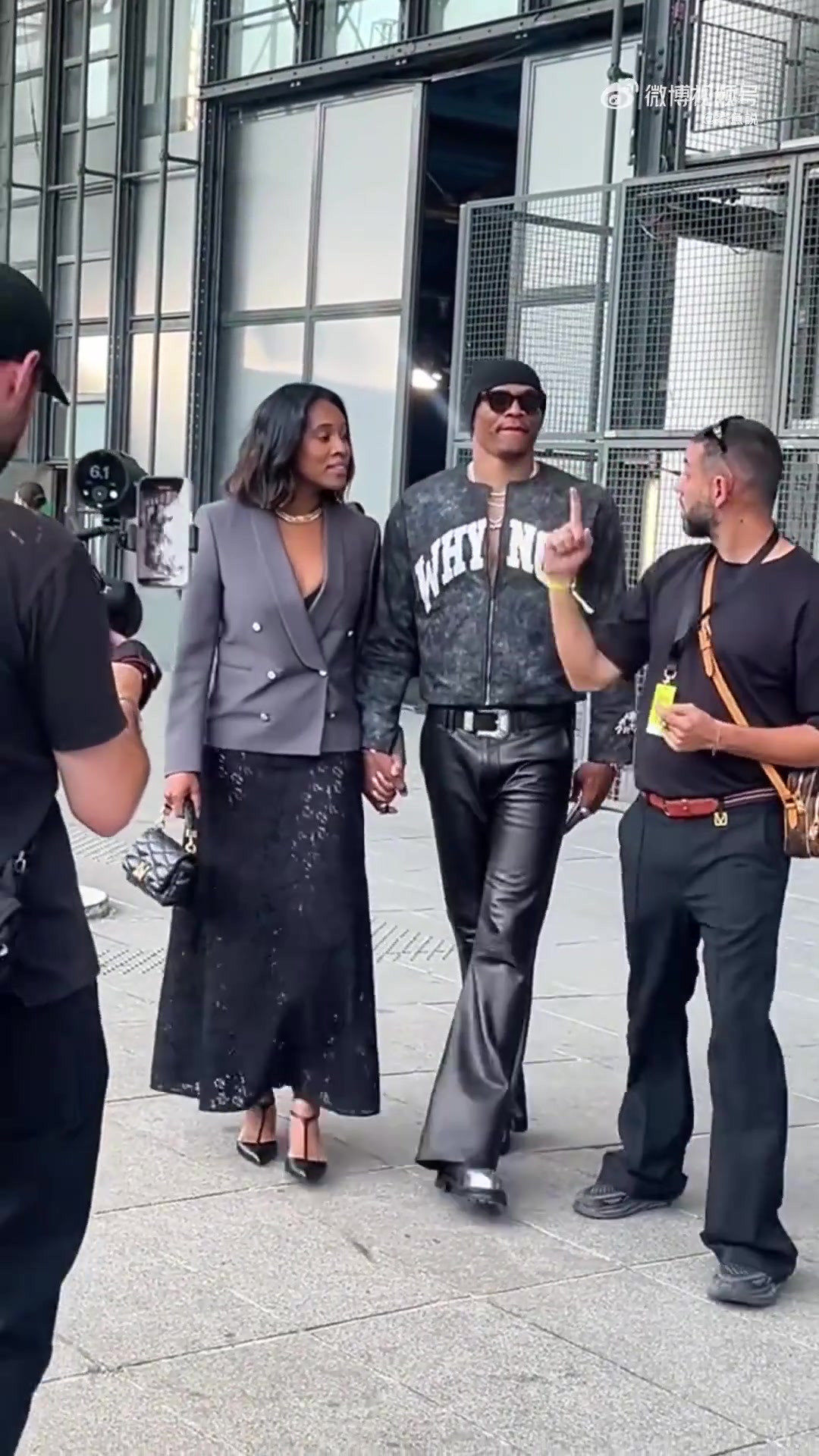 汪峰鄧紫棋點(diǎn)贊威少帶夫人逛街十指緊扣皮褲有點(diǎn)搶眼