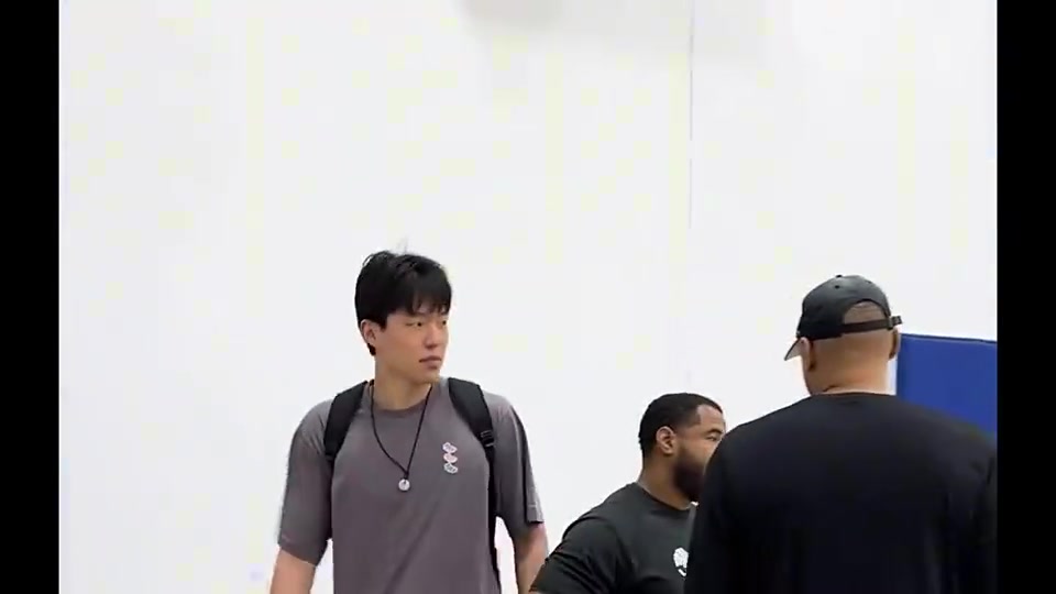 16順位去了開(kāi)拓者此前孟超探班楊瀚森在洛杉磯訓(xùn)練揮汗如雨