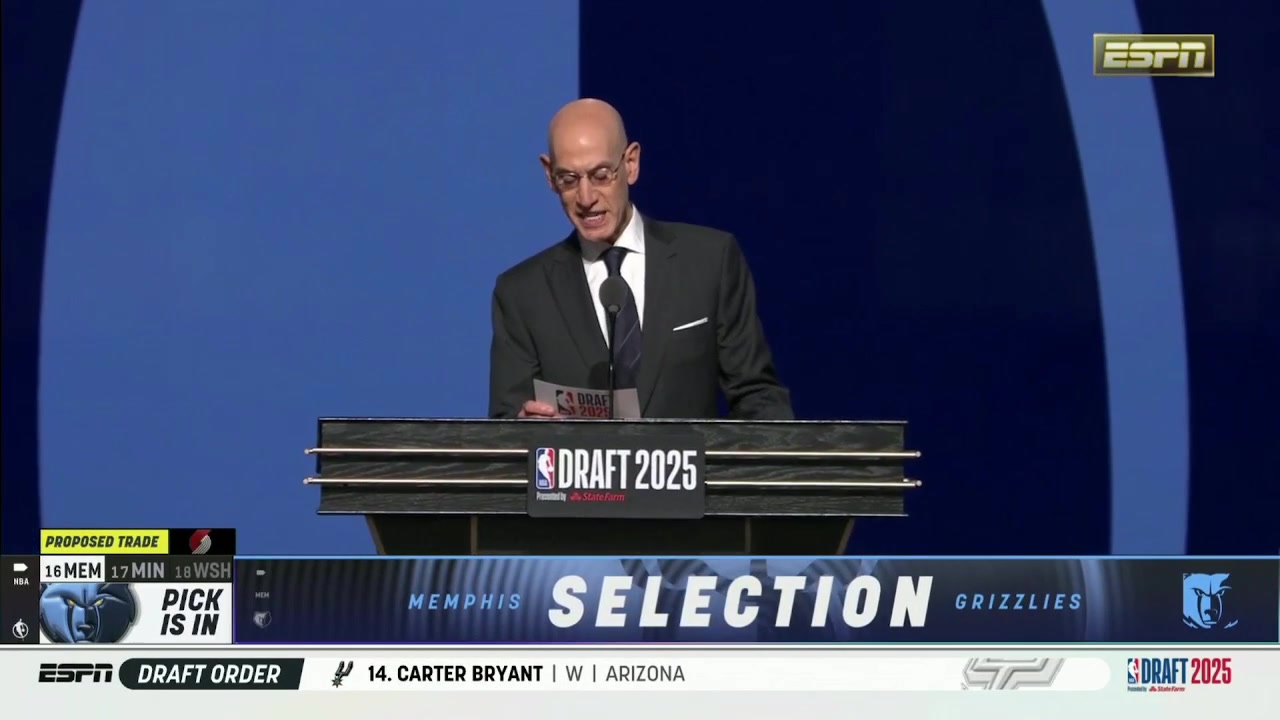 最好的生日禮物開(kāi)拓者用16號(hào)簽選中楊瀚森隨后上臺(tái)同蕭華合影