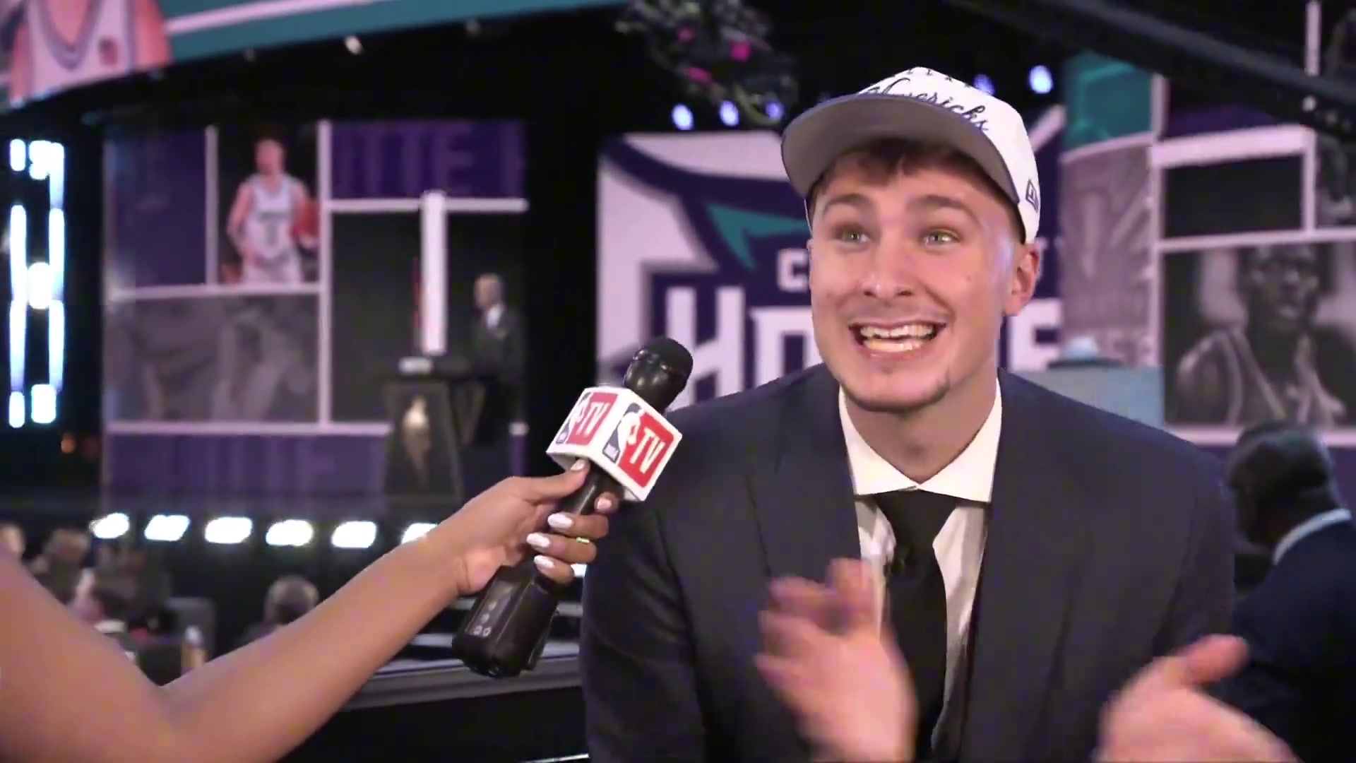 比自己被選中還開心隊(duì)友康尼佩爾被選中狀元弗拉格激動(dòng)高喊