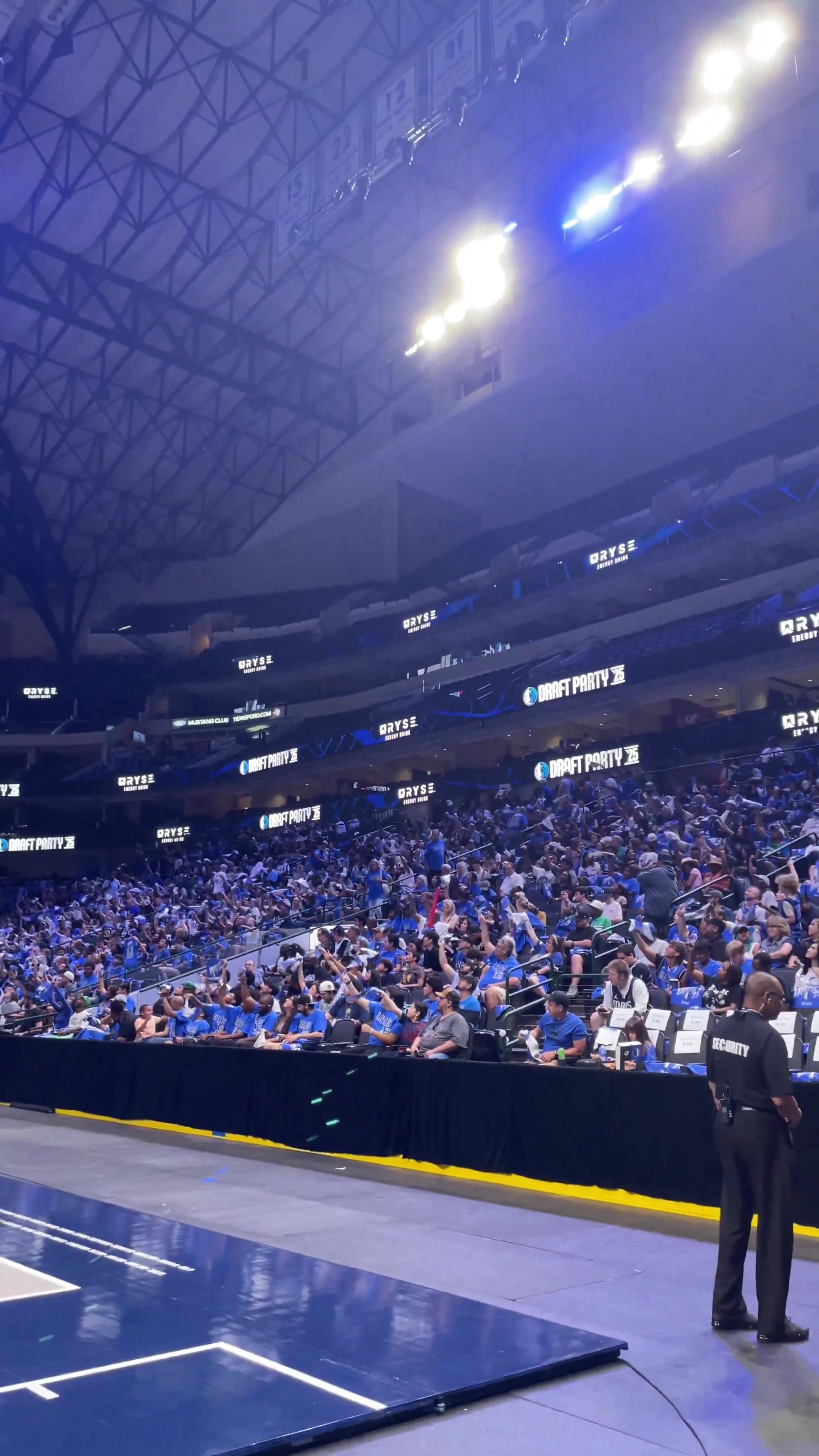 準(zhǔn)備迎接弗拉格獨行俠球迷在球館匯集氛圍相當(dāng)高漲