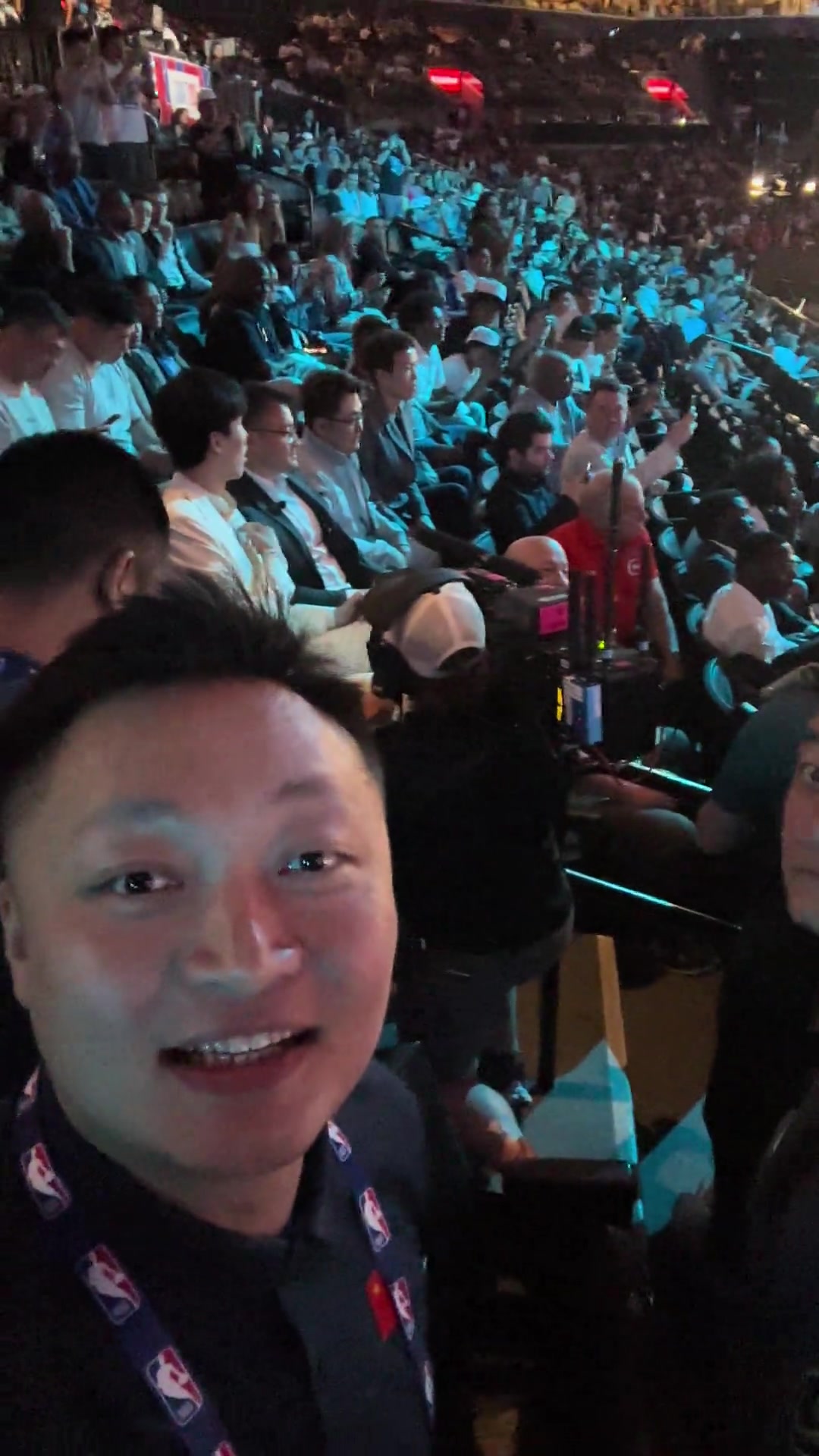 激動(dòng)人心解說(shuō)周鵬第一時(shí)間記錄下楊瀚森被選中的瞬間