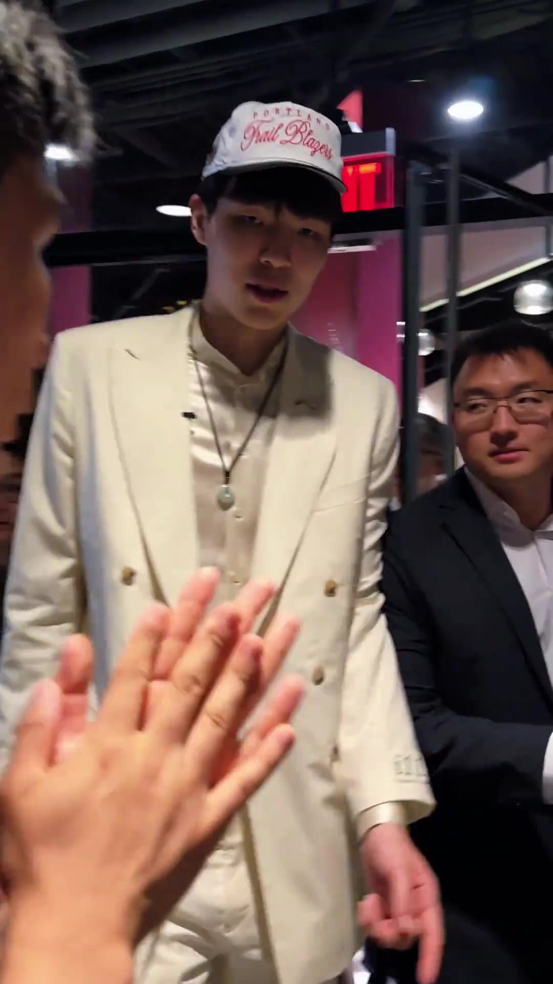 已經(jīng)有鐵哥們兒啦楊瀚森和同經(jīng)紀(jì)公司的馬盧阿奇克萊頓擁抱