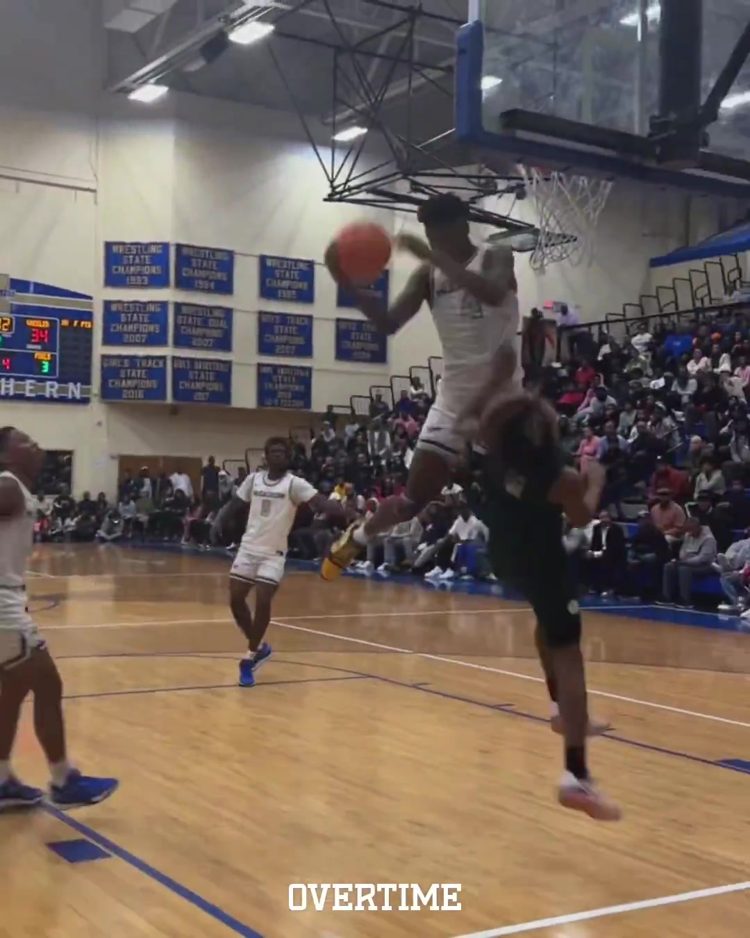 名場面原來這個(gè)沖鋒暴扣就來自艾斯-貝利身體確實(shí)炸裂