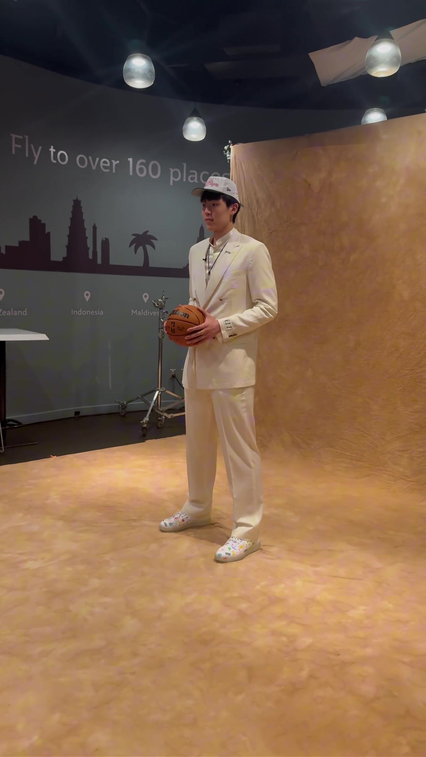 定妝照look楊瀚森一身白色西裝帥氣亮相定妝照拍攝現(xiàn)場