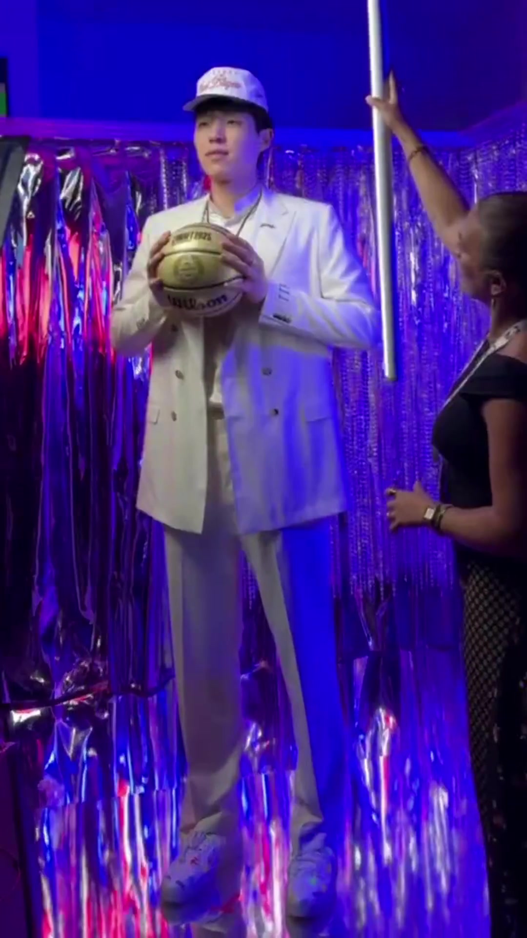 期待NBA首秀開(kāi)拓者官方曬出16號(hào)秀楊瀚森定妝照花絮