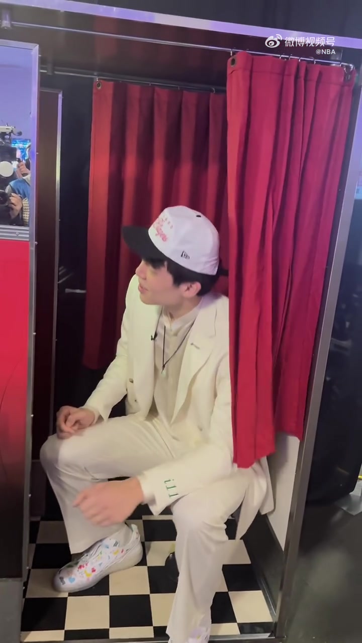 楊瀚森被選中后來到自拍機體驗拍照結果太高了只拍到下半張臉