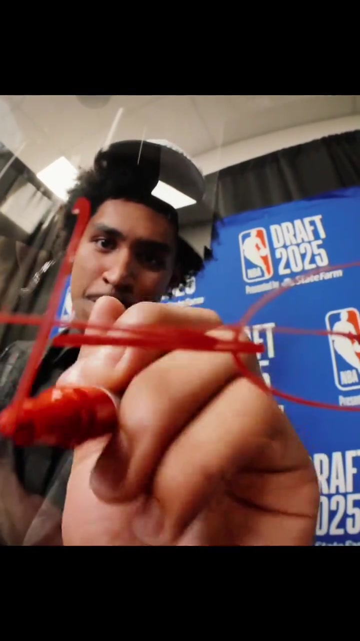 新賽季首發(fā)陣容哈珀卡布文班卡斯?fàn)柛？怂苟嗾? title=