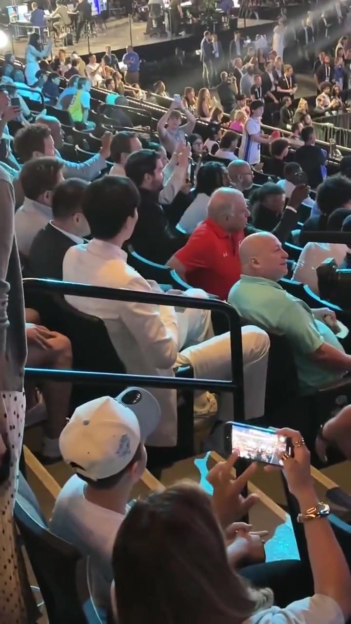 楊瀚森被選中路人視角 原來(lái)攝像大哥早在身邊等候