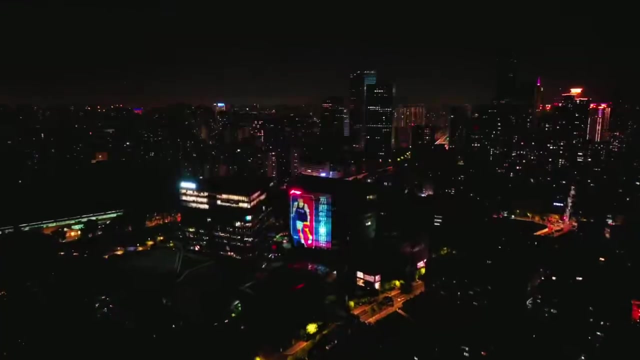 上海李寧中心外立面昨晚投放巨幅海報(bào)慶祝楊瀚森進(jìn)入NBA