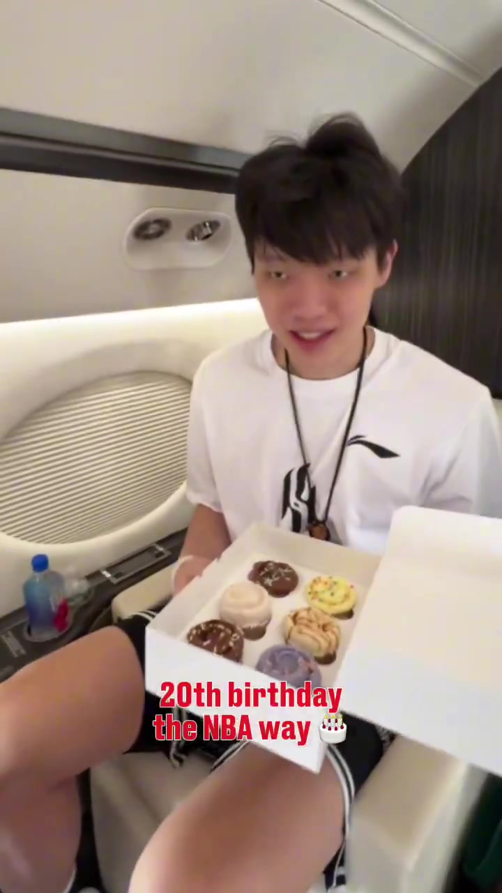 生日快樂楊瀚森在去往波特蘭飛機上開拓者官方為他慶生