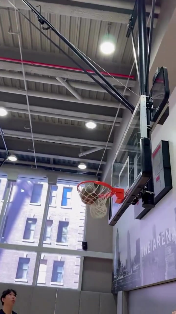 詹姆斯紐約訓(xùn)練備戰(zhàn)新賽季 遠(yuǎn)投精準(zhǔn)彈無(wú)虛發(fā)