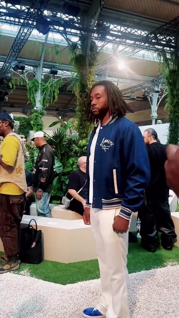 眾所周知小卡一到休賽期就會(huì)變身流浪漢