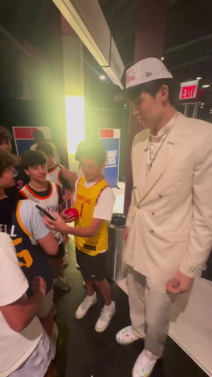 收獲一批小迷弟外國(guó)小球迷爭(zhēng)相和16號(hào)秀楊瀚森合影留念