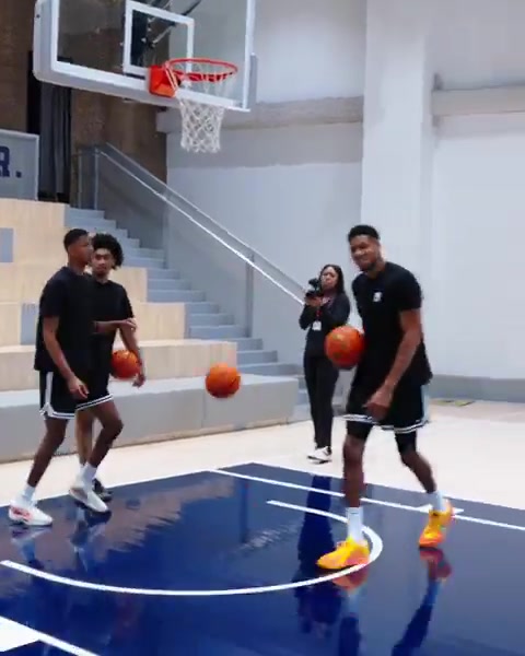 字母哥曾教第五順位的貝利低位技巧字母這啟動(dòng)速度好恐怖