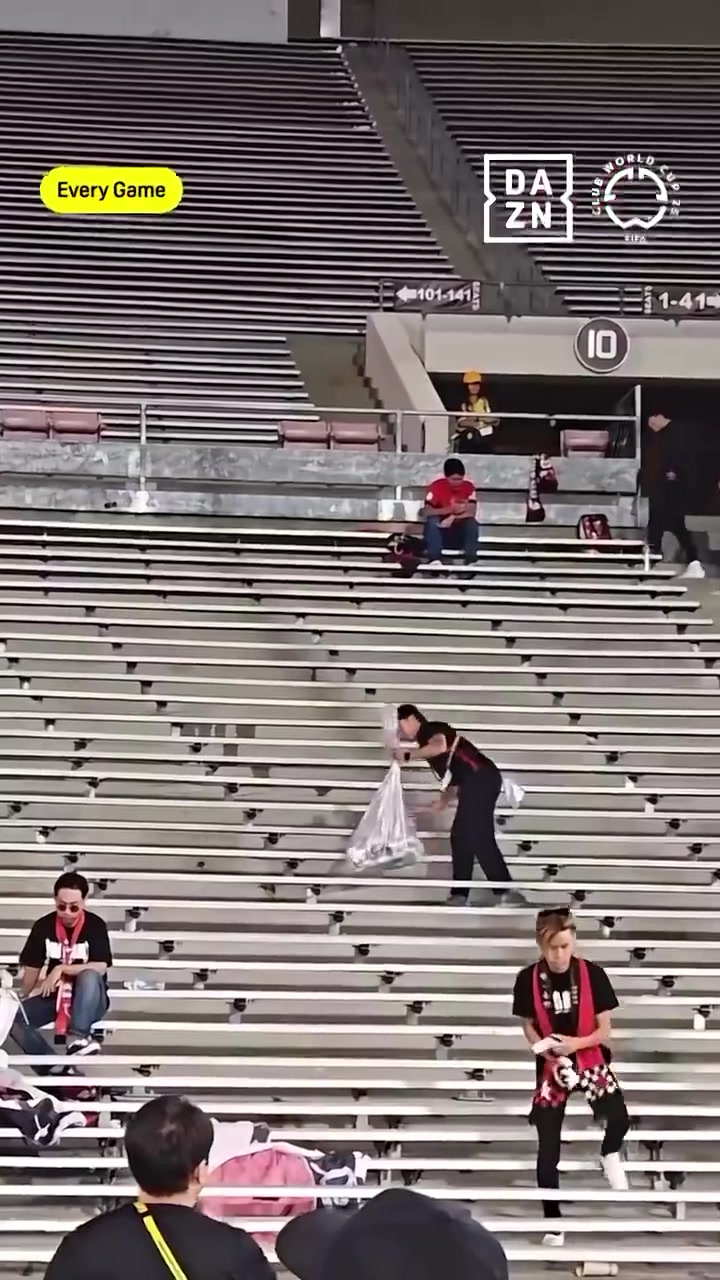 世俱杯全敗出局賽后浦和紅鉆球迷收拾看臺上的垃圾