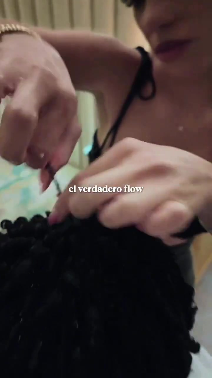 好看嗎美女造型師給自己做發(fā)型維尼修斯笑開花