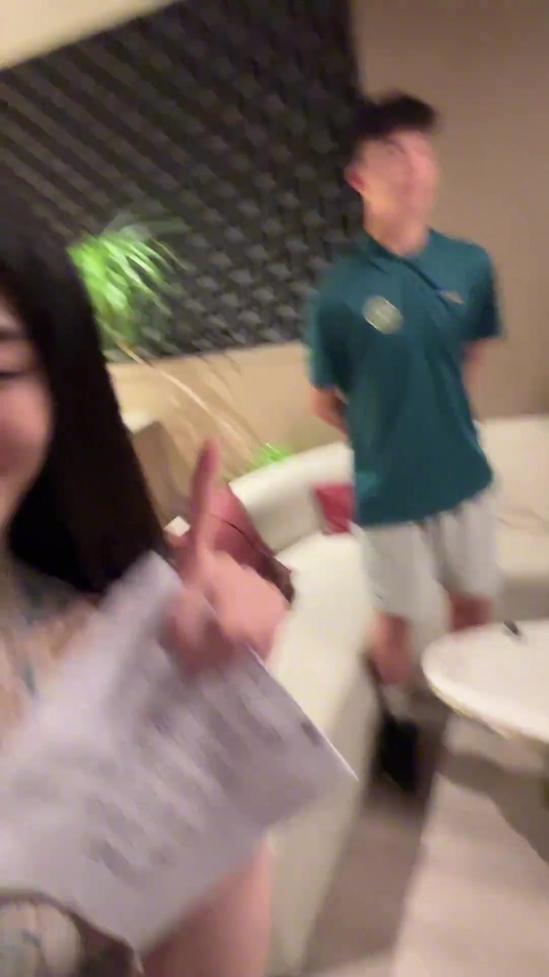 博主來現(xiàn)場第一句話就問王鈺棟傷怎么樣啦小王說應該問題不大