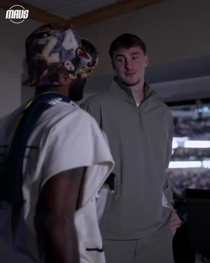 杜克狀元師兄弟歐文今日與新隊友弗拉格擁抱致意交流了一番