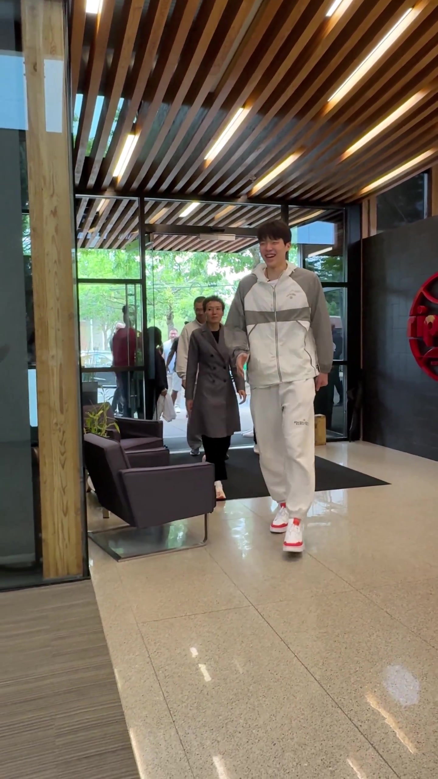 很幸福楊瀚森抵達(dá)開拓者主隊(duì) 爸爸媽媽陪兒子來(lái)球隊(duì)報(bào)道