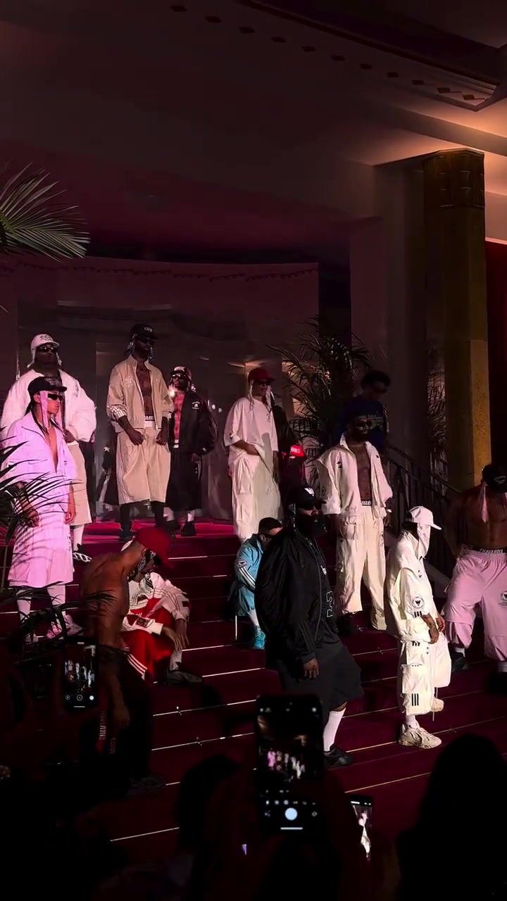 不愧是登哥就算參加巴黎時(shí)裝秀畫風(fēng)也和其他人不同